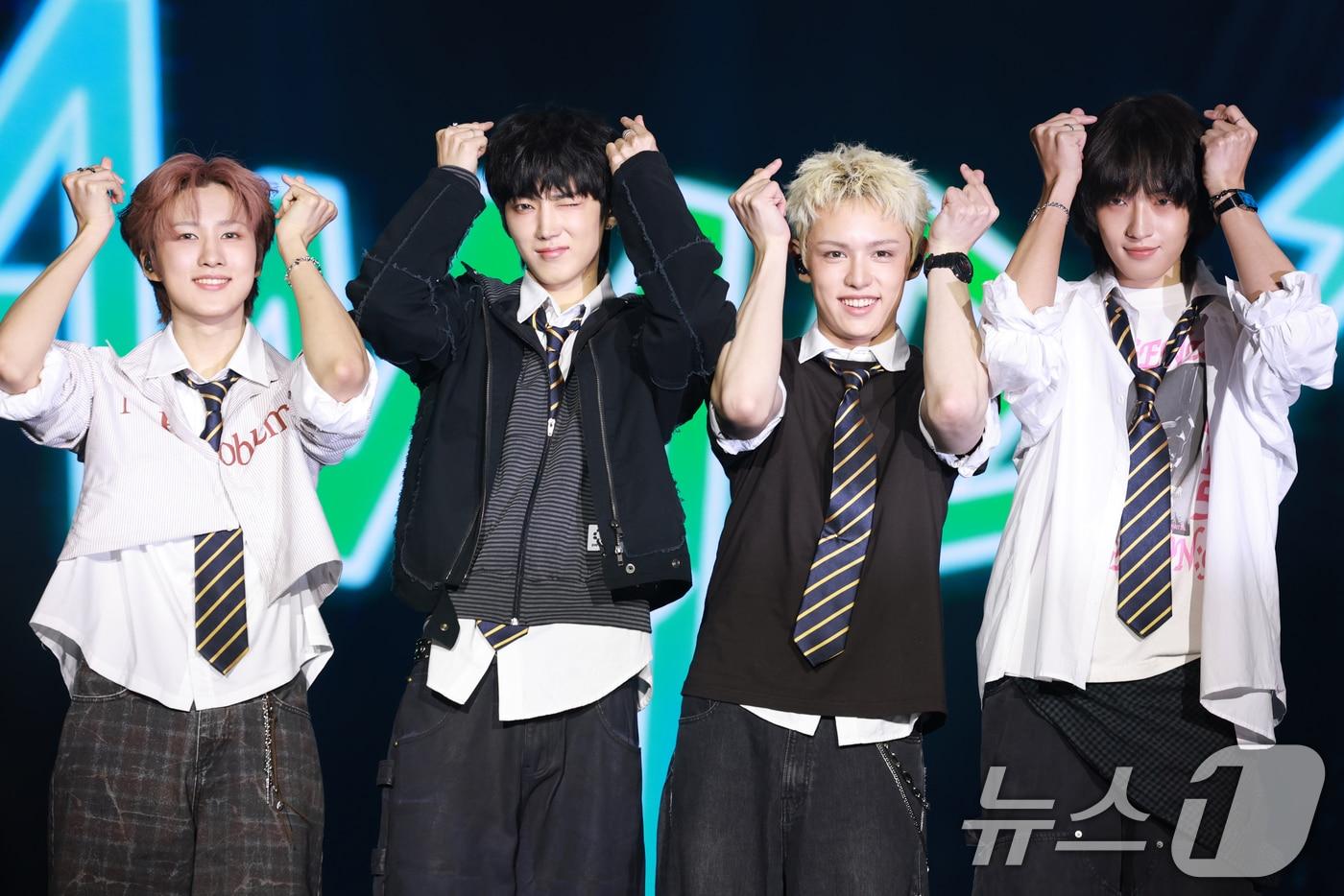 밴드 에이엠피(AxMxP) 주환(왼쪽부터)과 하유준, 크루, 김신이 10일 서울 강서구 방이동 올림픽홀에서 가진 데뷔 앨범 '에이엠피(AxMxP)' 쇼케이스에서 포즈를 취하고 있다. 2025.9.10/뉴스1 ⓒ News1 권현진 기자