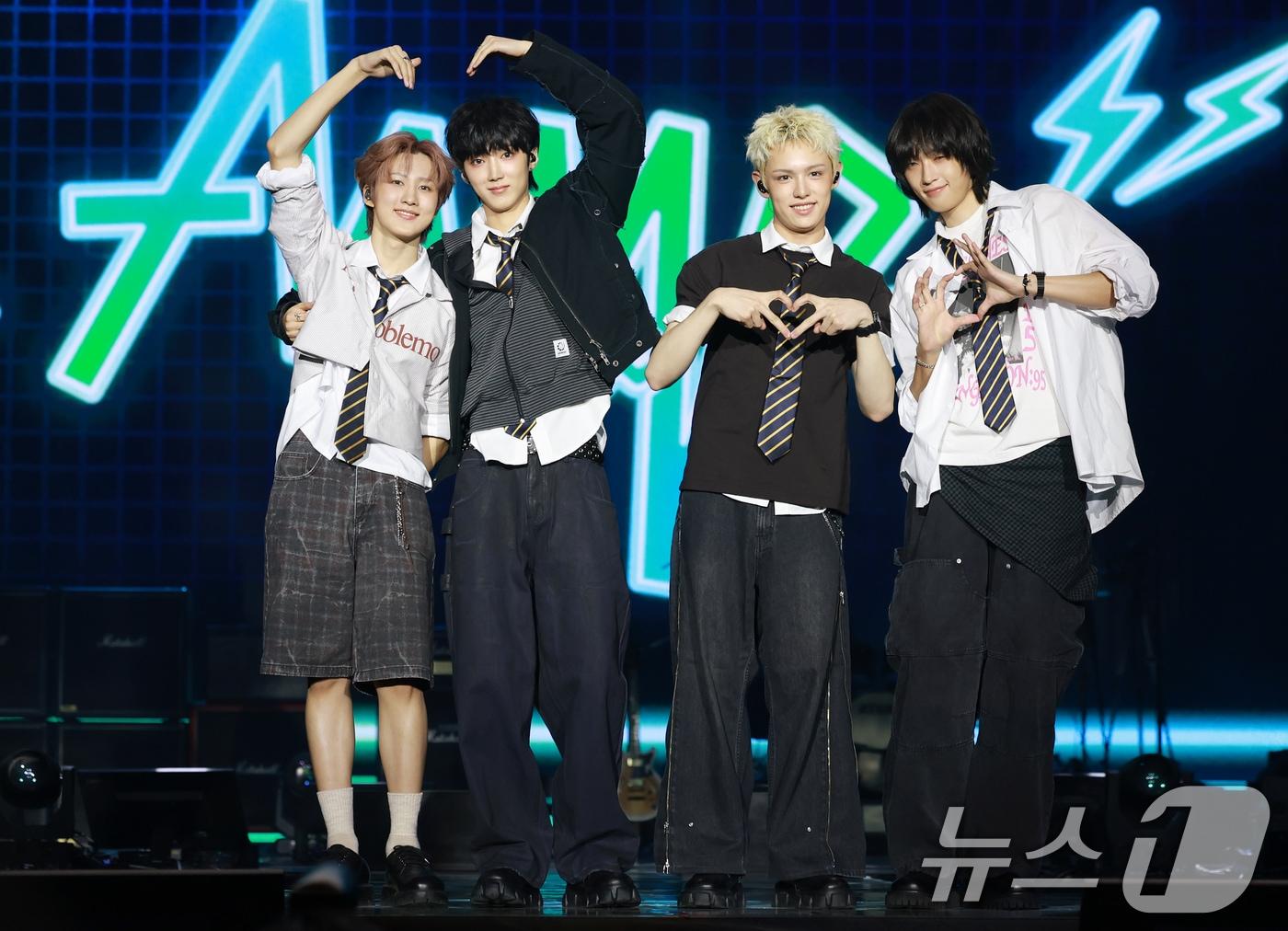 본문 이미지 - 밴드 에이엠피(AxMxP) 주환(왼쪽부터)과 하유준, 크루, 김신이 10일 서울 강서구 방이동 올림픽홀에서 가진 데뷔 앨범 '에이엠피(AxMxP)' 쇼케이스에서 포즈를 취하고 있다. 2025.9.10/뉴스1 ⓒ News1 권현진 기자