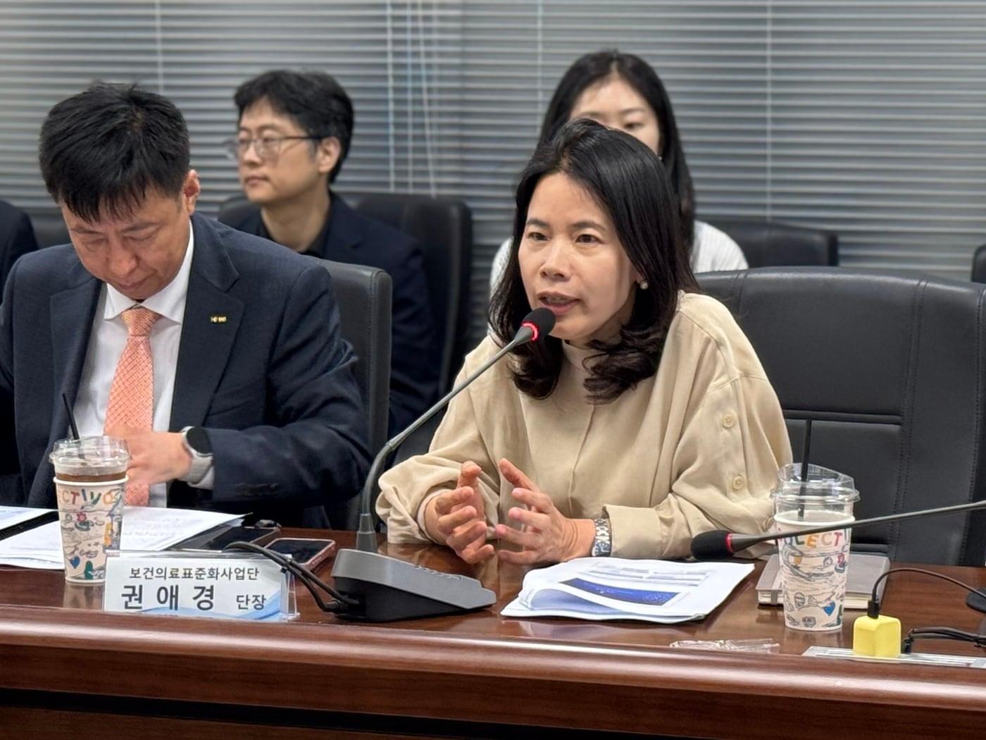 본문 이미지 - 권애경 보건의료표준화사업단 단장이 10일 서울 중구 상공회의소 보건의료정보원 대회의실에서 열린 '디지털 헬스케어 현황과 미래, 발전을 위한 제언' 미디어 아카데미에서 발언하고 있다(한국보건의료정보원 제공)