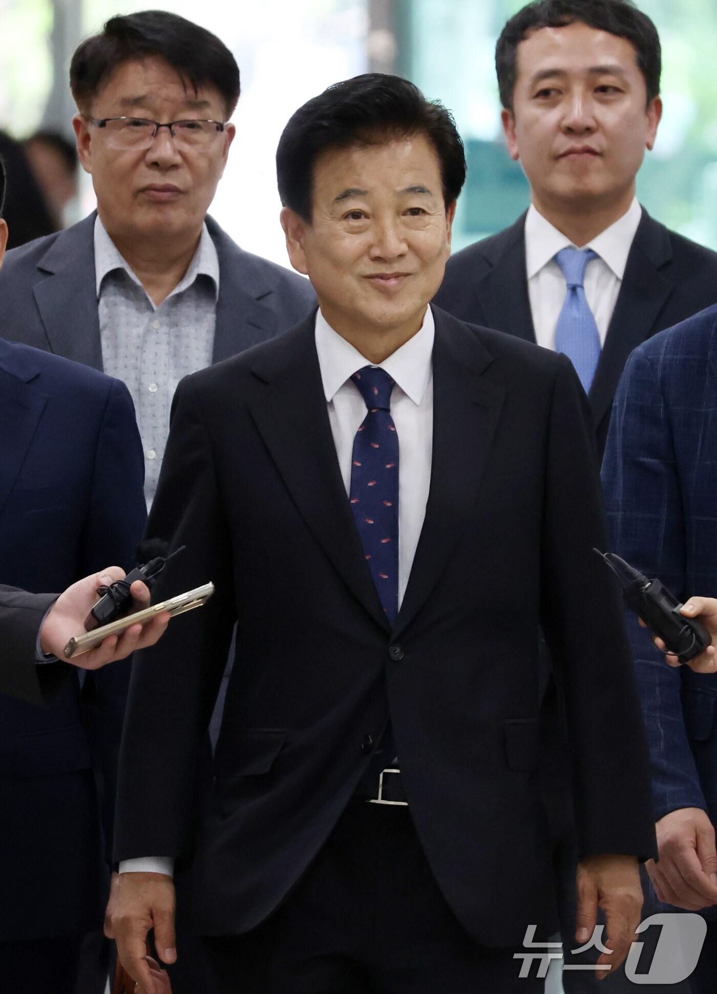 본문 이미지 - 정동영 통일부 장관이 10일 전북 전주시 전주지법에서 열린 공직선거법 위반 항소심 선고 공판에 출석하며 법정으로 향하고 있다. 2025.9.10/뉴스1 ⓒ News1 유경석 기자