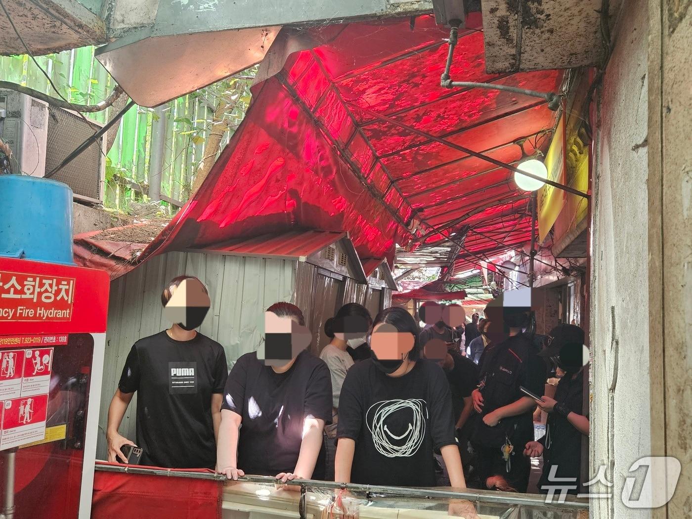 본문 이미지 - 10일 서울북부지법이 서울 성북구 성매매 집결지에서 명도집행을 진행해 미아성노동자이주대책위원회가 대치하는 모습. 2025.9.10/뉴스1 ⓒ News1 유채연 기자