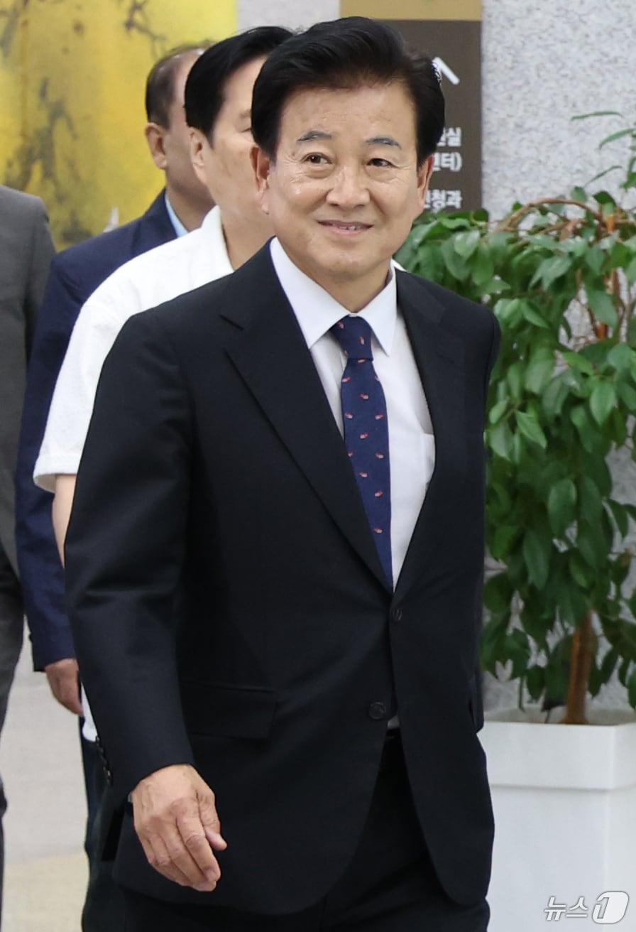 본문 이미지 - 정동영 통일부 장관이 10일 전북 전주시 전주지법에서 열린 공직선거법 위반 항소심 선고 공판에 출석하며 법정으로 향하고 있다. 2025.9.10/뉴스1 ⓒ News1 유경석 기자