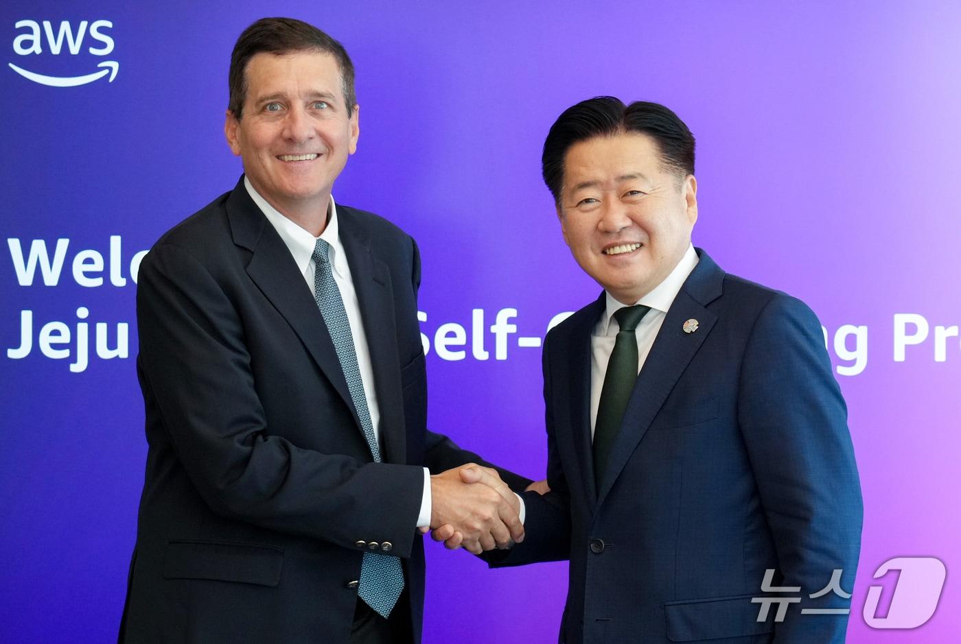 오영훈 제주특별자치도지사(오른쪽)와 제프리 크라츠(Jeffrey Kratz) AWS 전 세계 공공부문·비영리·국제 산업 영업 담당 부사장이 10일 오전 서울 강남 AWS 코리아 본사에서 면담 후 기념촬영을 하고 있다.(제주특별자치도 제공, 재판매 및 DB 금지)