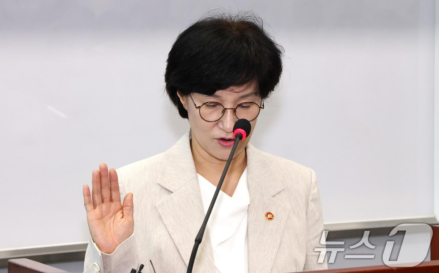 원민경 여성가족부 장관이 10일 서울 종로구 정부서울청사에서 열린 취임식에서 선서를 하고 있다. 2025.9.10/뉴스1 ⓒ News1 임세영 기자