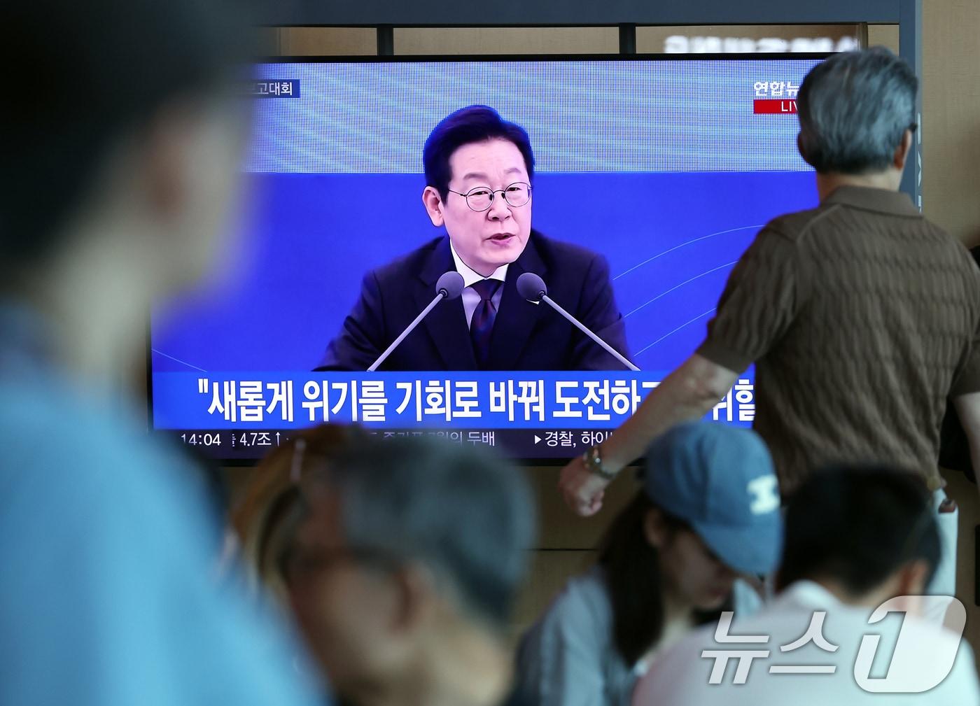 본문 이미지 - 서울시 용산구 한강대로 서울역 대합실에서 시민들이 이재명 대통령의 국민성장펀드 보고대회 생중계를 지켜보고 있다. 2025.9.10/뉴스1 ⓒ News1 박정호 기자