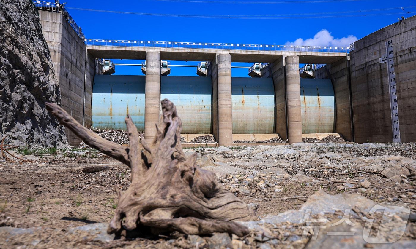 10일 오후 강원 강릉시 오봉저수지가 바짝 말라붙어 바닥을 드러내고 있다.  2025.9.10/뉴스1 ⓒ News1 김진환 기자