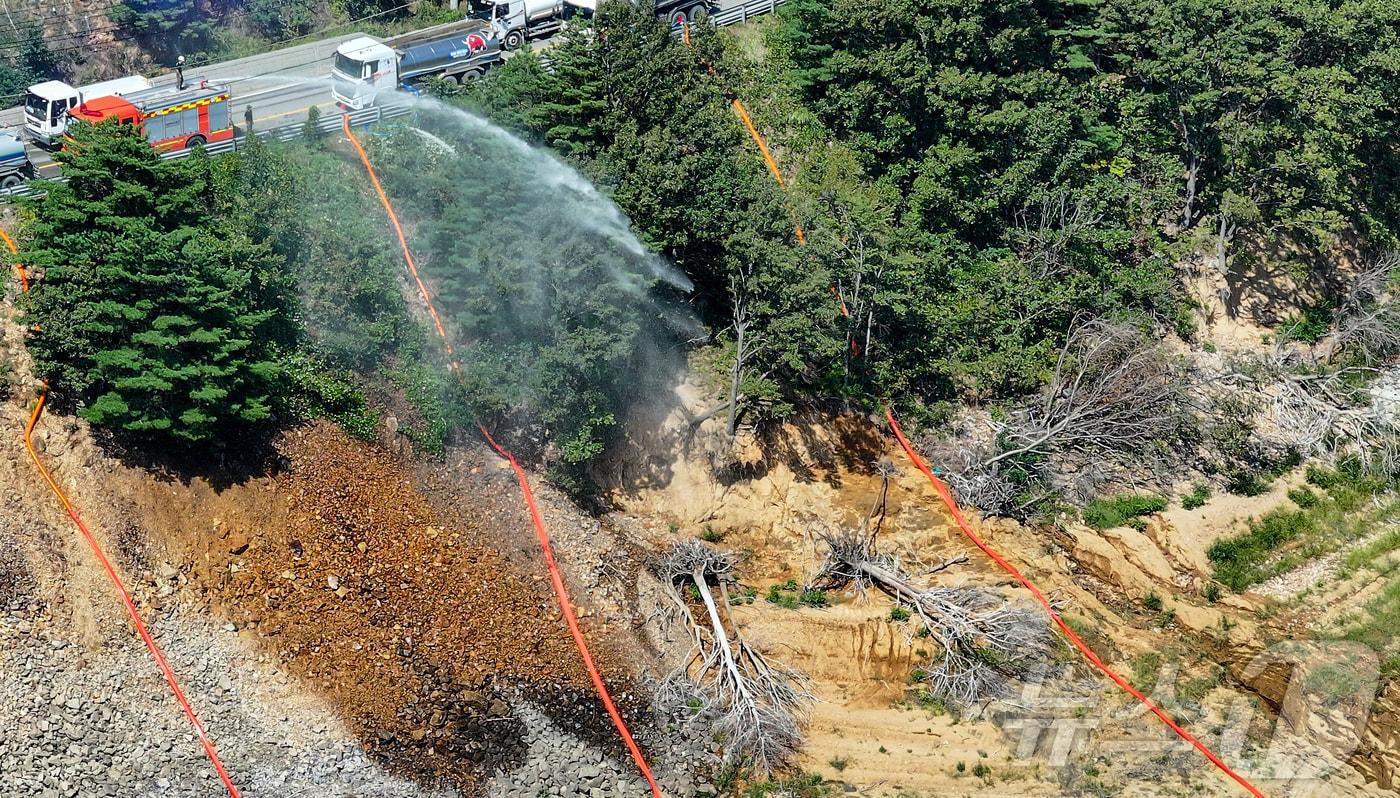 10일 오후 강원 강릉시 오봉저수지에서 육·해·공군과 소방, 전국 지자체 및 기관이 지원한 살수차들이 수위를 높이기 위해 물을 붓고 있다.. 2025.9.10/뉴스1 ⓒ News1 김진환 기자
