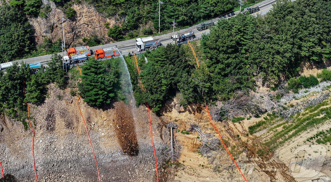 10일 오후 강원 강릉시 오봉저수지에서 육·해·공군과 소방, 전국 지자체 및 기관이 지원한 살수차들이 수위를 높이기 위해 물을 붓고 있다. 2025.9.10/뉴스1 ⓒ News1 김진환 기자