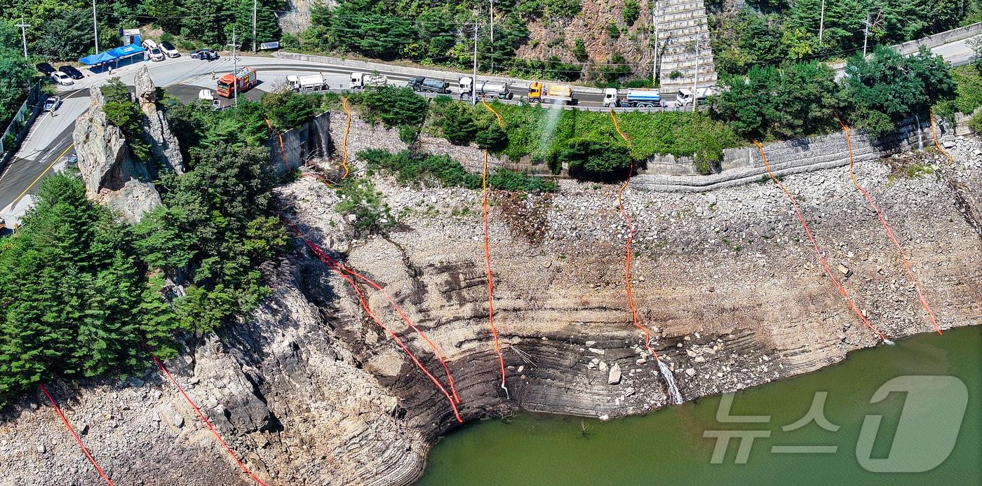 10일 오후 강원 강릉시 오봉저수지에서 육·해·공군과 소방, 전국 지자체 및 기관이 지원한 살수차들이 수위를 높이기 위해 물을 붓고 있다.  2025.9.10/뉴스1 ⓒ News1 김진환 기자
