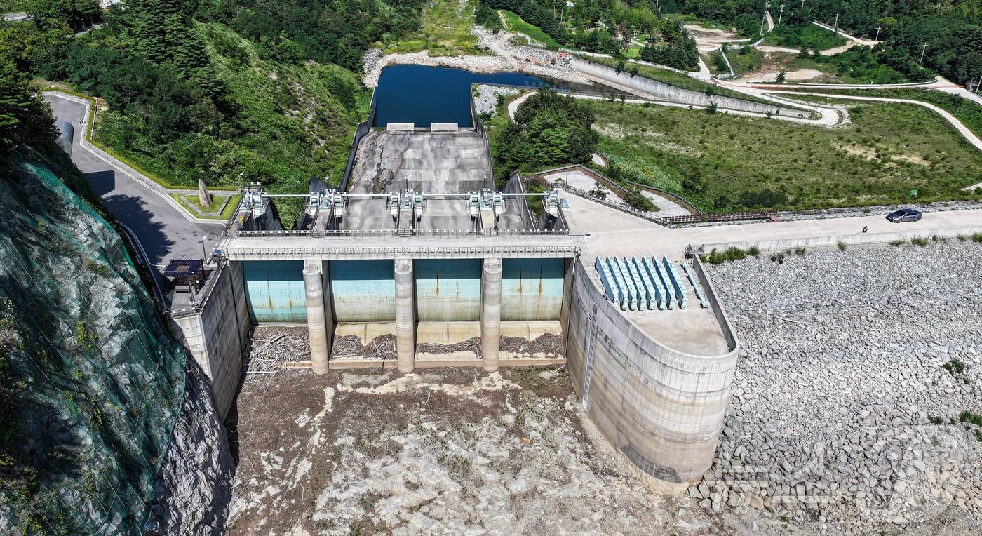 지난 10일 오후 강원 강릉시 오봉저수지가 바짝 말라붙어 바닥을 드러내고 있다.  2025.9.10/뉴스1 ⓒ News1 김진환 기자