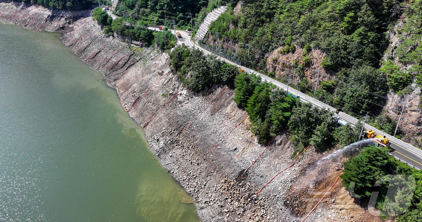 본문 이미지 - 10일 오후 강원 강릉시 오봉저수지에서 육·해·공군과 소방, 전국 지자체 및 기관이 지원한 살수차들이 수위를 높이기 위해 물을 붓고 있다. 2025.9.10/뉴스1 ⓒ News1 김진환 기자
