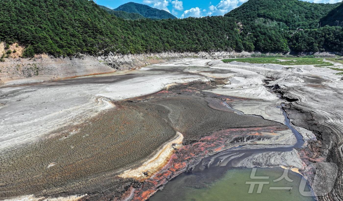 10일 오후 강원 강릉시 오봉저수지가 바짝 말라붙어 바닥을 드러내고 있다.  2025.9.10/뉴스1 ⓒ News1 김진환 기자