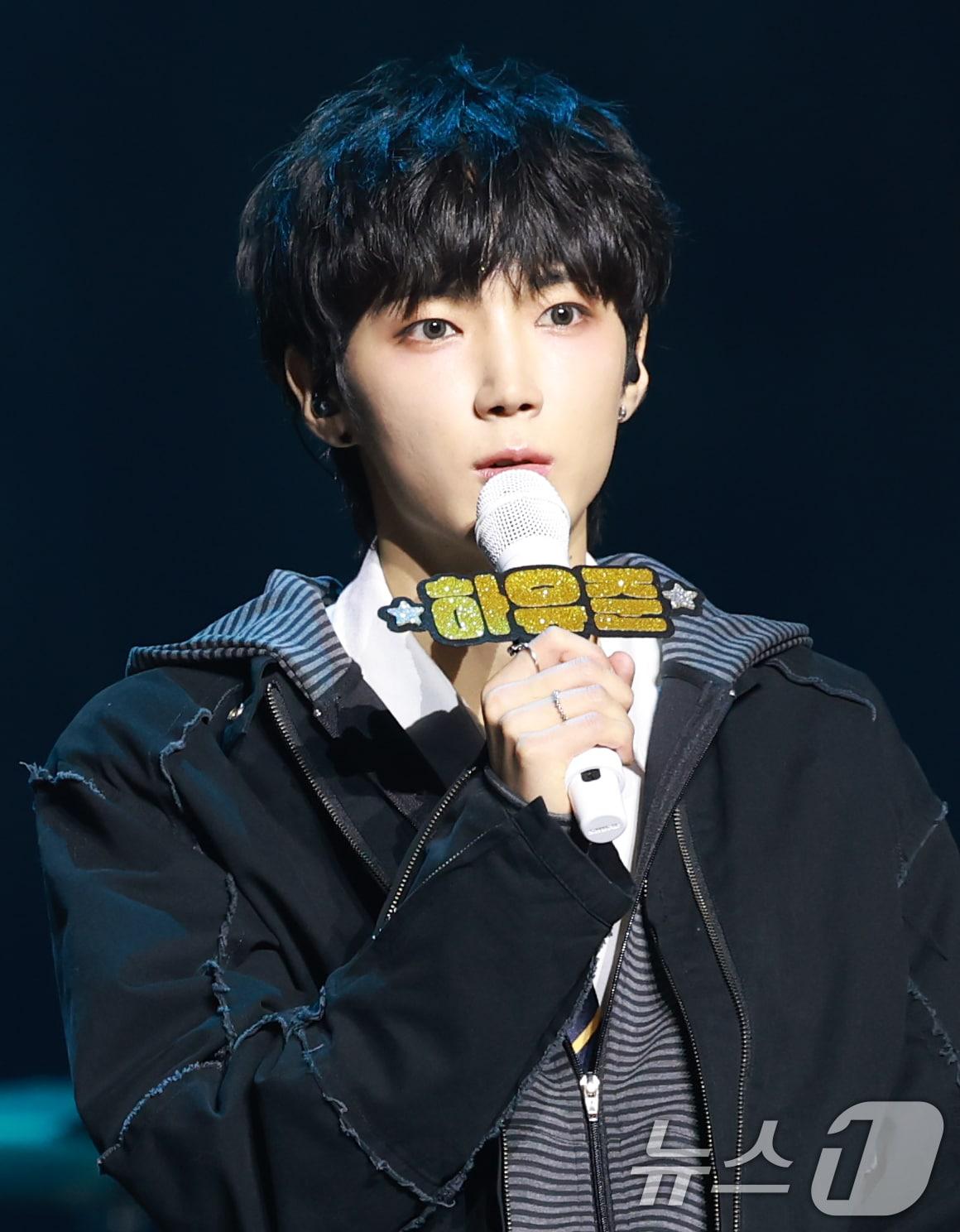 본문 이미지 - 밴드 에이엠피(AxMxP) 하유준이 10일 서울 강서구 방이동 올림픽홀에서 가진 앨범 '에이엠피(AxMxP)' 쇼케이스에서 데뷔 소감을 말하고 있다. 2025.9.10/뉴스1 ⓒ News1 권현진 기자