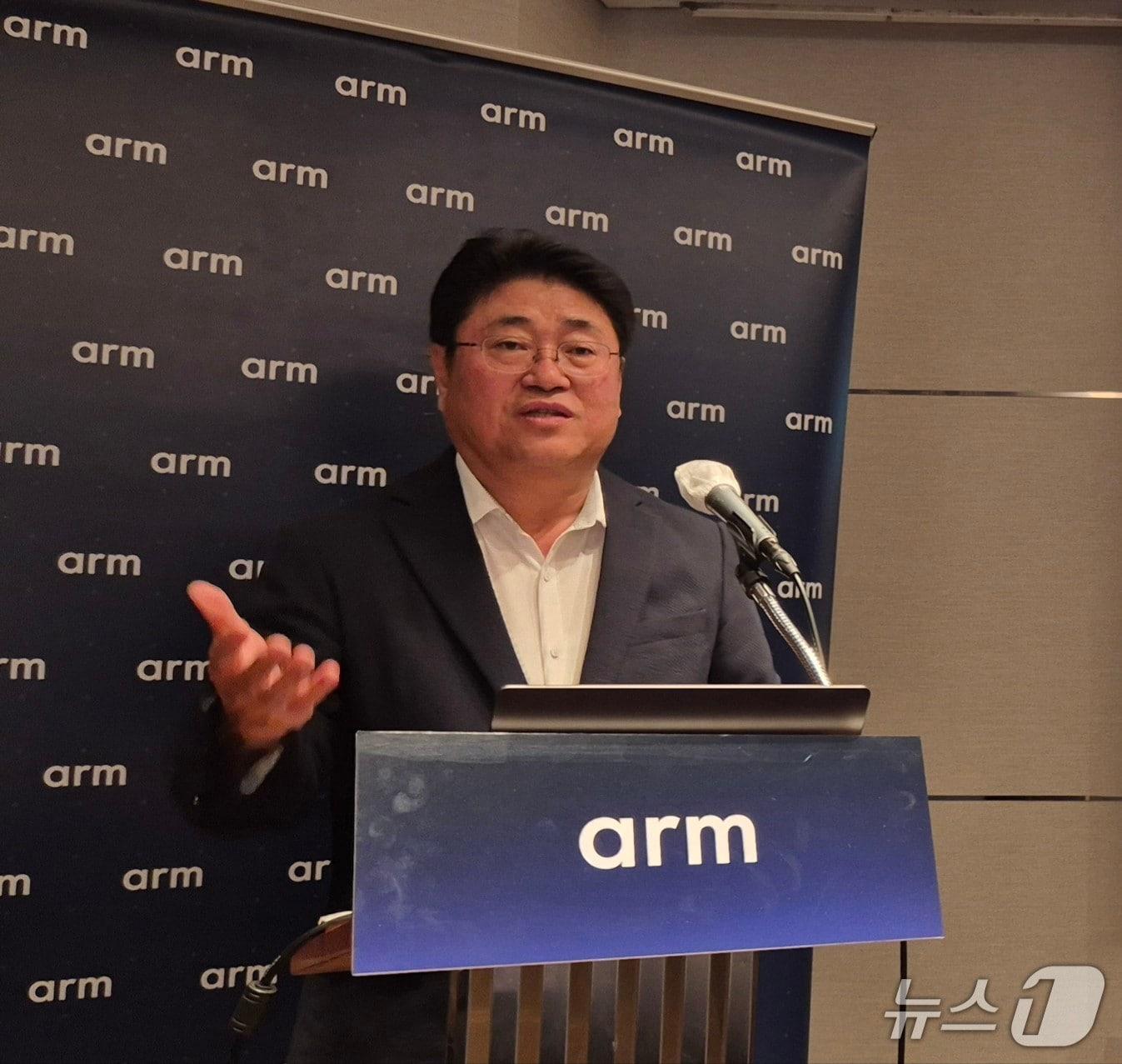 본문 이미지 - 황선욱 Arm코리아 사장이 10일 서울 중구 롯데호텔에서 신제품 발표 기자간담회를 열고 차세대 컴퓨팅 서브시스템&#40;CSS&#41; 플랫폼 &#39;루멕스&#39;&#40;Lumex&#41;를 소개하고 있다. 2025.9.10/뉴스1 최동현 기자