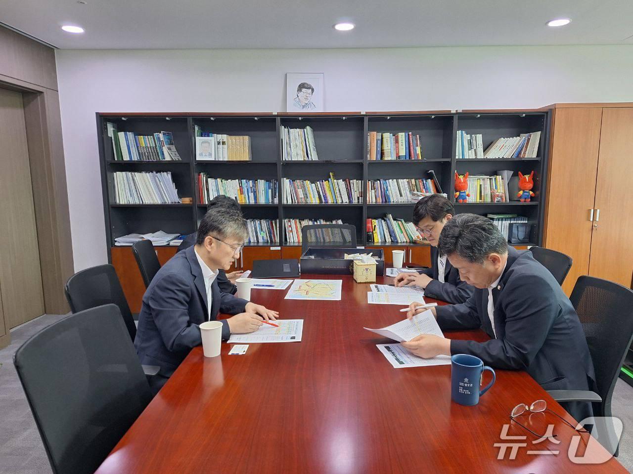 본문 이미지 - 안호영 국회의원&#40;오른쪽 첫번째&#41;이 국토교통부 도로국장을 만나 전북 현안에 대해 이야기를 나누고 있다.&#40;의원실제공. 재판매 및 DB금지&#41;2025.9.10/뉴스1