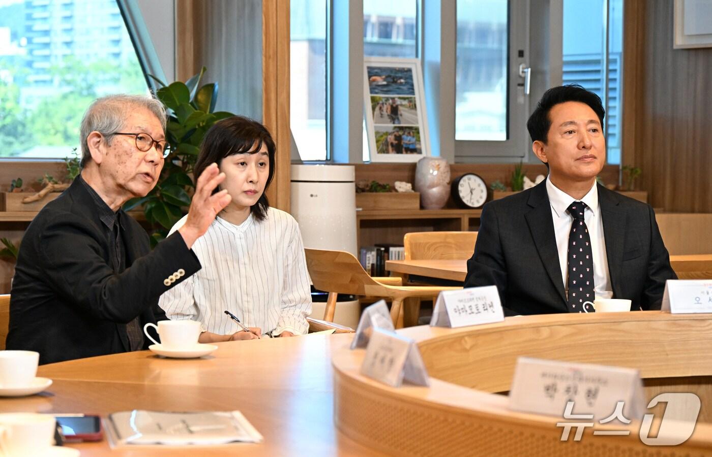 오세훈 서울시장이 10일 일본인 건축가 야마모토 리켄의 공동체 주택에 대한 프레젠테이션을 청취하고 있다.&#40;서울시 제공&#41;