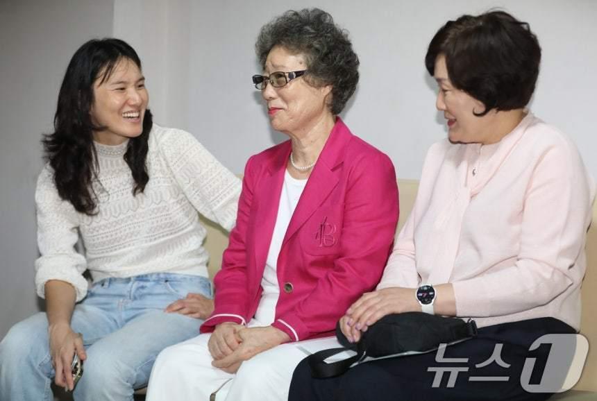 본문 이미지 - 61년 전 성폭행범 혀를 깨물어 집행유예 확정판결을 받았던 최말자 씨가 10일 오후 부산 연제구 부산지방법원에서 열리는 재심 선고공판을 기다리고 있다. 2025.9.10/뉴스1 ⓒ News1 윤일지 기자