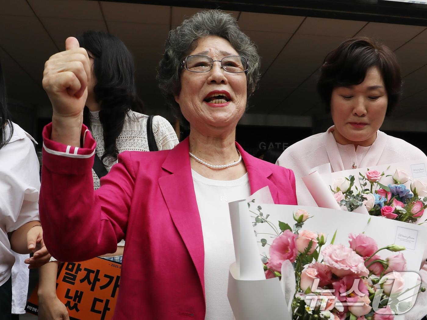 본문 이미지 - 61년 전 성폭행범 혀를 깨물어 집행유예 확정판결을 받았던 최말자 씨가 10일 오후 부산 연제구 부산지방법원에서 열린 재심 선고공판에서 무죄를 선고받은 뒤 법정을 나서며 엄지를 치켜세우고 있다. 2025.9.10/뉴스1 ⓒ News1 윤일지 기자