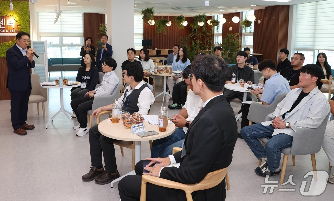 충북 진천군은 10일 진천군청년센터에서 '청년톡톡 소통 릴레이' 두 번째 순서로 청년정책협의체 위원 40여 명과 소통간담회를 개최했다.(진천군 제공, 재판매 및 DB금지)/뉴스1