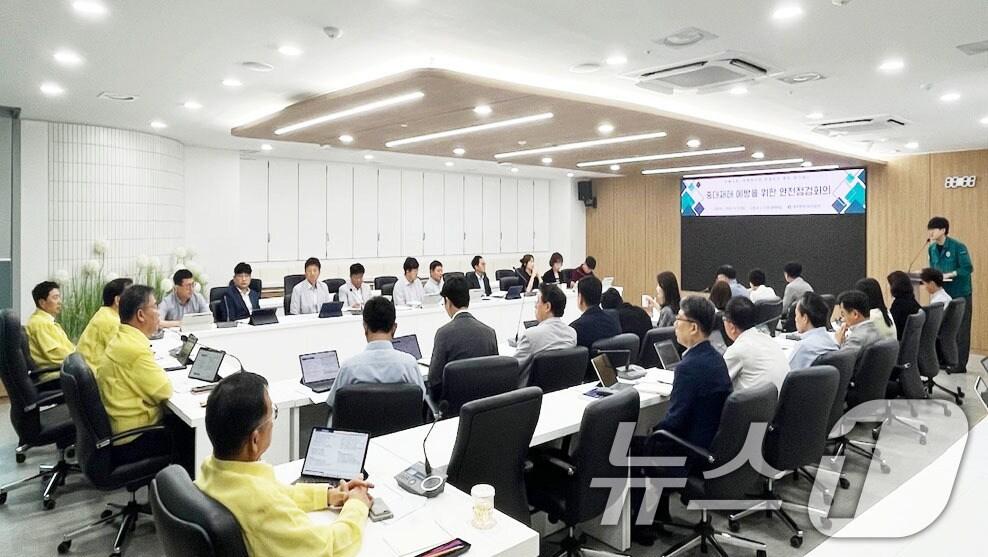 본문 이미지 - 광주도시공사가 9일 오후 '중대재해 예방 긴급 안전점검회의'를 열어 재해 위험 요인 사전 점검과 안전관리 강화 대책을 논의하고 있다.(광주도시공사 제공. 재판매 및 DB 금지) 