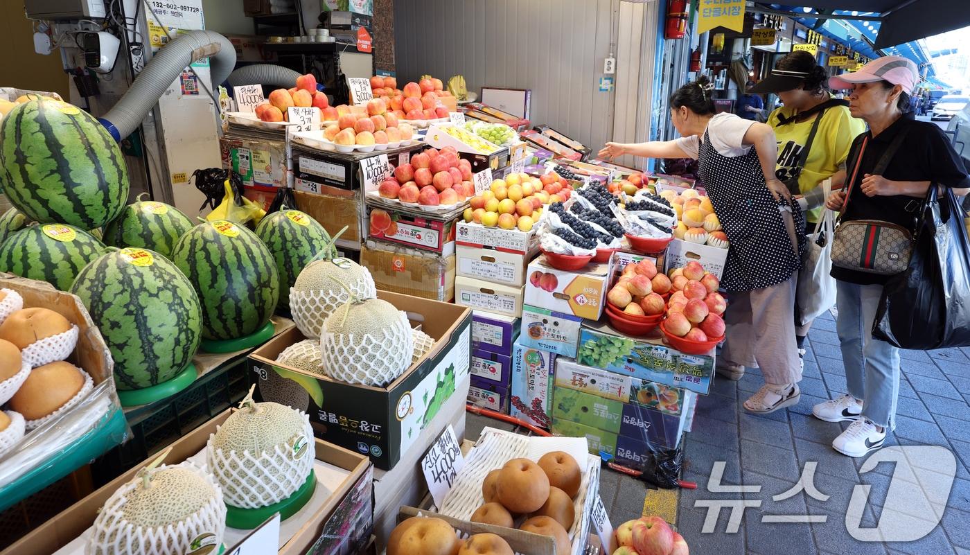 정부는 추석을 계기로 민생 안정을 위한 정책으로 전통시장에서 성수품을 구매할 경우 최대 50%까지 할인받을 수 있도록 하고, 추석 선물 세트도 최대 50% 할인된 가격에 구매할 수 있도록 재정을 지원할 방침을 밝혔다. 사진은 10일 서울 청량리 청과물 시장 모습. 2025.9.10/뉴스1 ⓒ News1 김명섭 기자