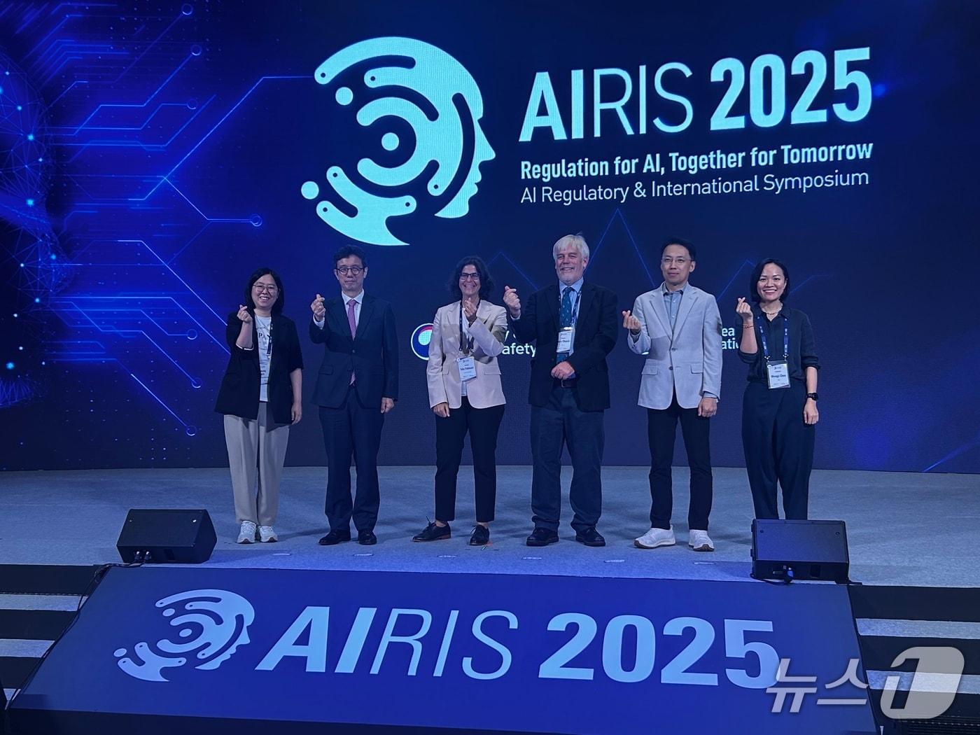 본문 이미지 -  10일 인천 중구 인스파이어 호텔에서 열린 &#39;AIRIS 2025&#39; 행사 도중 연사들이 기념 촬영을 하고 있다. 좌측 두 번째가 이화영 LG AI 연구원. 2025.9.10/뉴스1 ⓒ News1 문대현 기자
