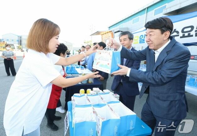 본문 이미지 - 우범기 전주시장(오른쪽)이 10일 오전 주식회사 유이온씨티 주차장(덕진구)에서 출근하는 노동자들에게 식혜와 떡 등이 들어있는 아침 식사 꾸러미를 전달했다.(전주시 제공, 재판매 및 DB 금지)/뉴스1