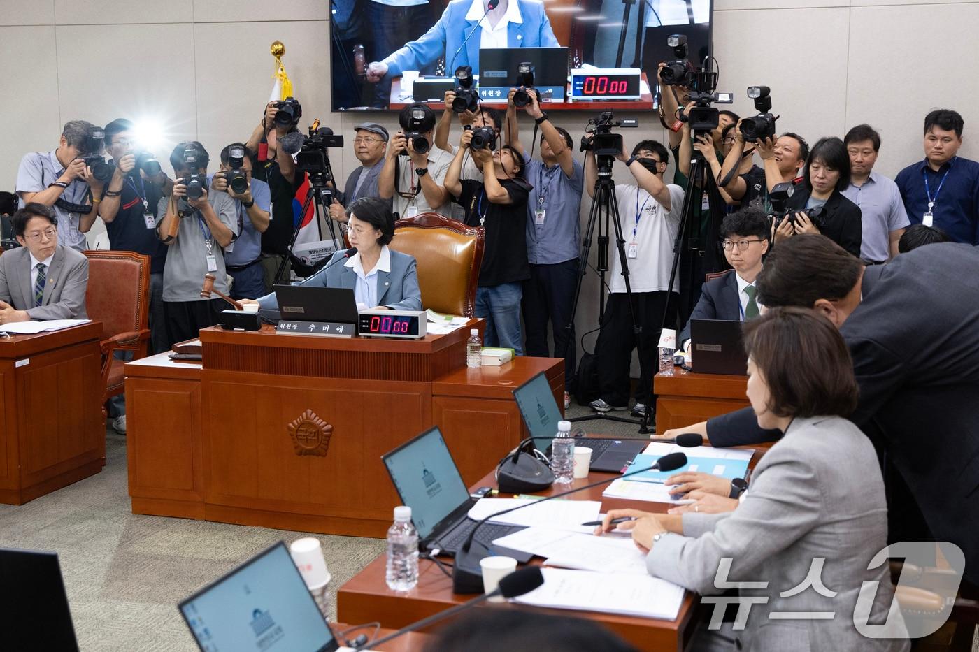 추미애 국회 법제사법위원장이 10일 서울 여의도 국회에서 열린 제429회국회&#40;정기회&#41; 제3차 전체회의에서 의사봉을 두드리고 있다. 2025.9.10/뉴스1 ⓒ News1 이승배 기자