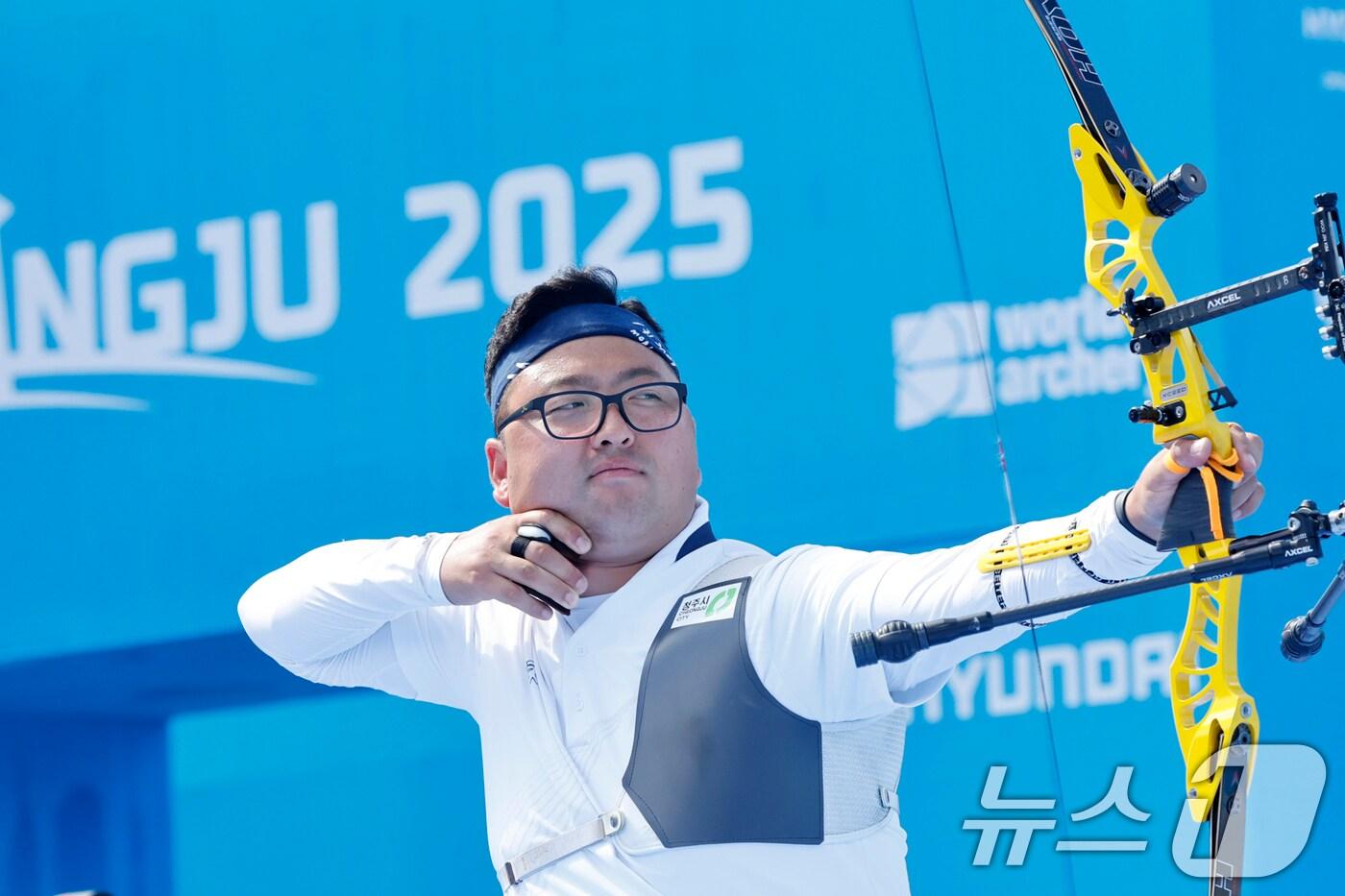 10일 오후 광주 동구 5·18민주광장에서 열린 2025 세계양궁선수권대회 리커브 혼성단체전 결승에서 한국 김우진이 화살을 쏘고 있다. 2025.9.10/뉴스1 ⓒ News1 김태성 기자