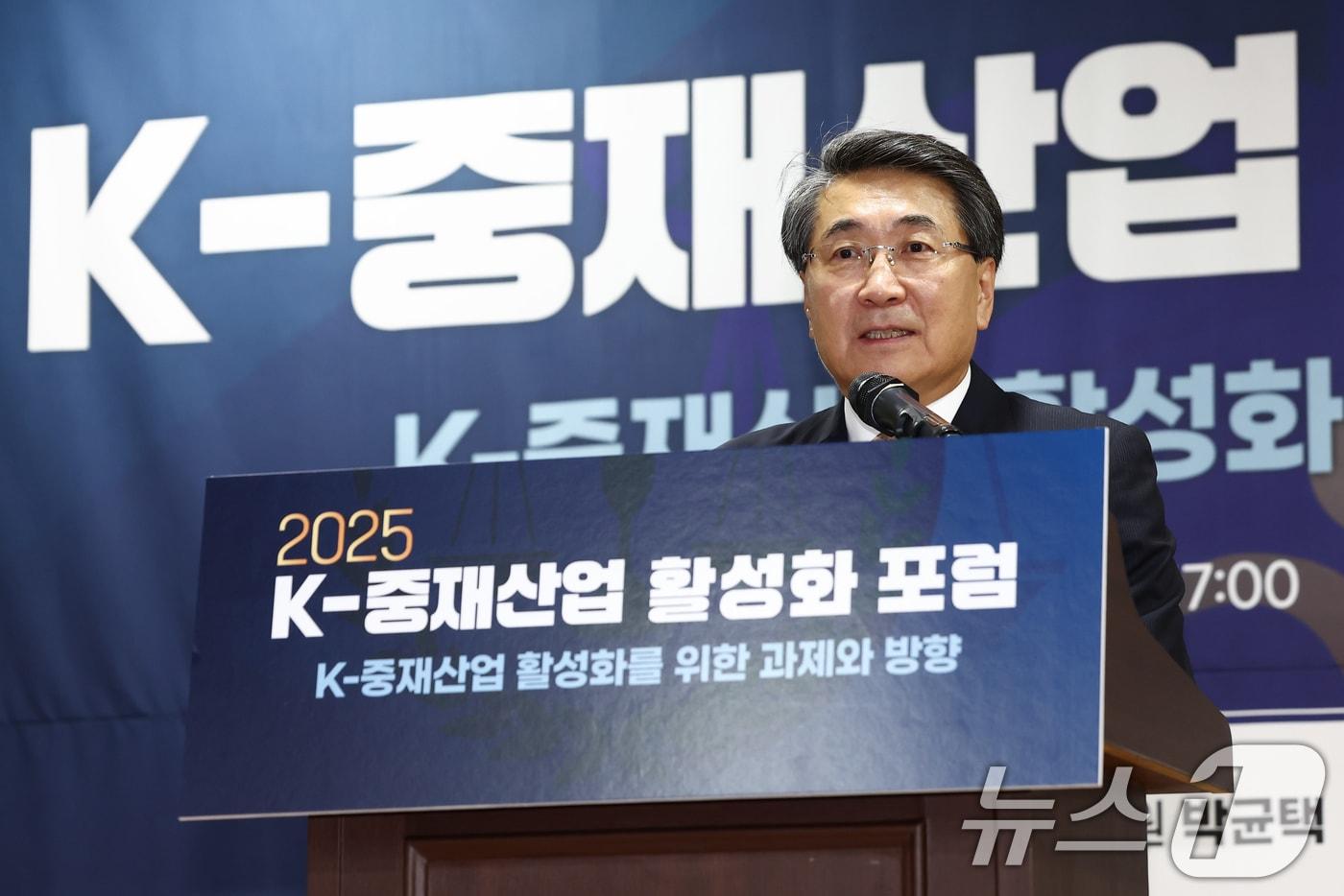 신현윤 대한상사중재원장이 10일 오후 서울 여의도 국회 의원회관에서 열린 'K-중재산업 활성화 포럼'에서 환영사를 하고 있다. 2025.9.10/뉴스1 ⓒ News1 김민지 기자