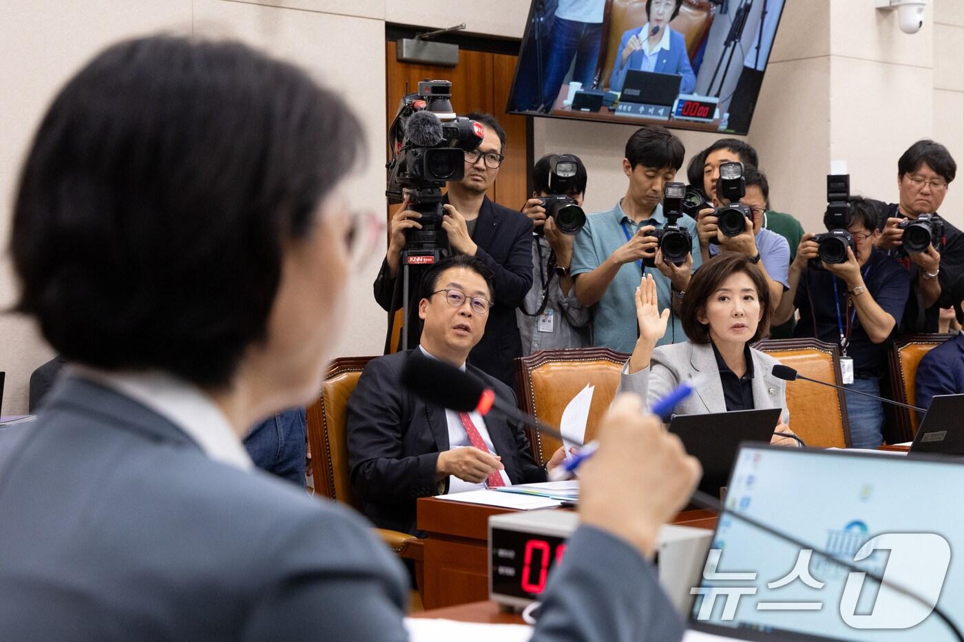 10일 서울 여의도 국회에서 열린 제429회국회(정기회) 법제사법위원회 제3차 전체회의에서 나경원 국민의힘 의원이 추미애 위원장에게 발언권을 신청하고 있다. 2025.9.10/뉴스1 ⓒ News1 이승배 기자