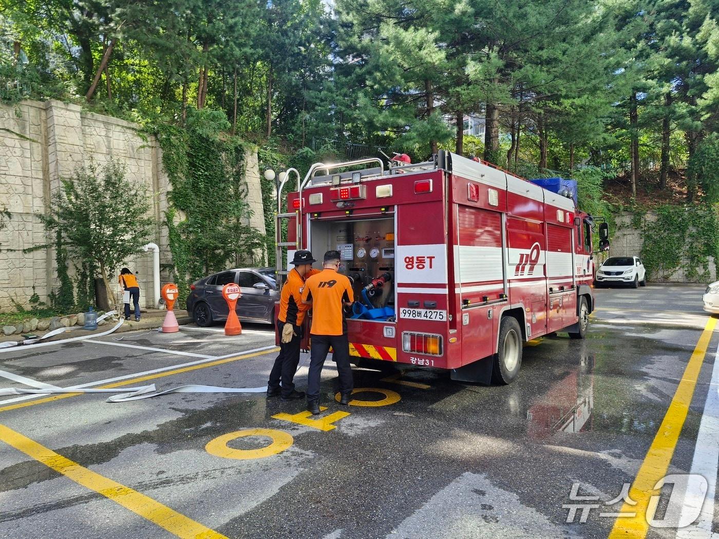 본문 이미지 - 강원특별자치도 소방본부, 아파트 급수지원.&#40;강원도소방본부 제공, 재판매 및 DB금지&#41;