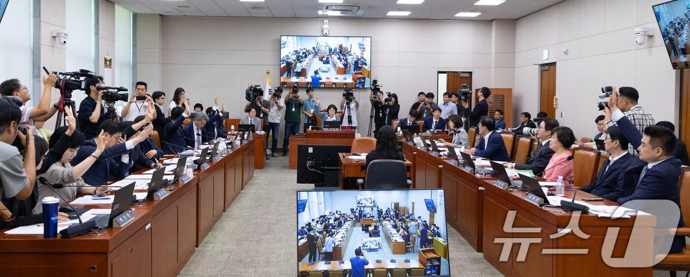 10일 서울 여의도 국회에서 열린 제429회국회&#40;정기회&#41; 법제사법위원회 제3차 전체회의에서 검찰개혁 입법청문회 관련 거수 투표가 진행되고 있다. 2025.9.10/뉴스1 ⓒ News1 이승배 기자