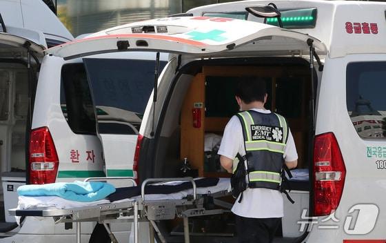 본문 이미지 - 한 구급대원이 환자 이송 후 구급차 내부를 정리하고 있다./뉴스1 임세영 기자