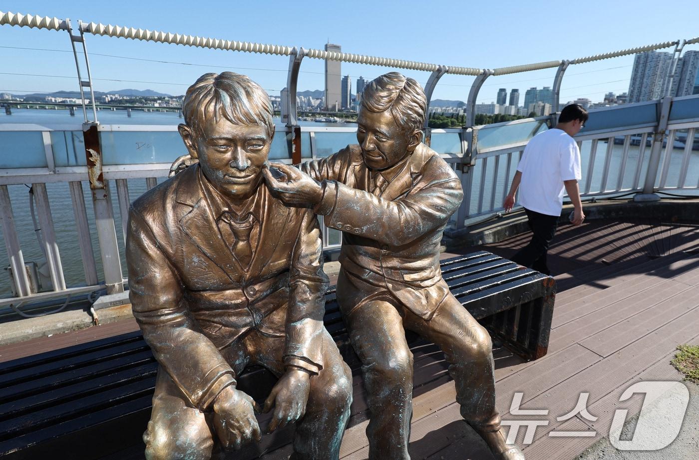 세계 자살 예방의 날인 10일 서울 마포대교에 &#39;한번만 더&#39; 동상 앞으로 시민이 지나가고 있다. 2025.9.10/뉴스1 ⓒ News1 박지혜 기자