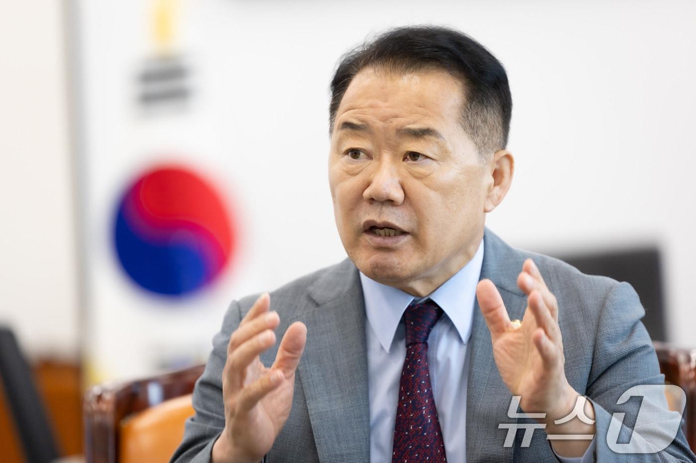 신성범 국회 정보위원장이 10일 서울 여의도 국회에서 뉴스1과 인터뷰하고 있다. ⓒ News1 유승관 기자