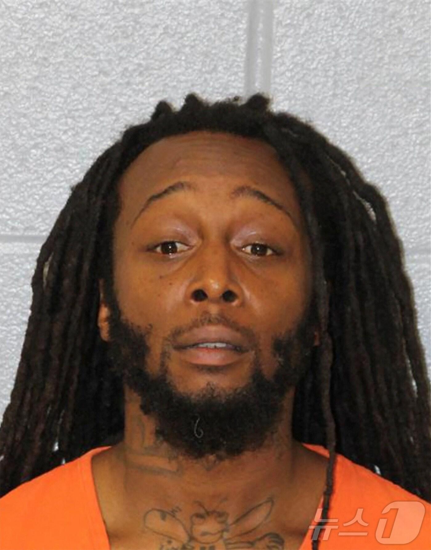 본문 이미지 - 지난달 22일 노스캐롤라이나주 샬럿 사우스엔드 경전철역에서 피해자 이리나 자루츠카(23)를 흉기로 찔러 숨지게 한 혐의로 기소된 데카를로스 브라운(34). ⓒ 로이터=뉴스1 