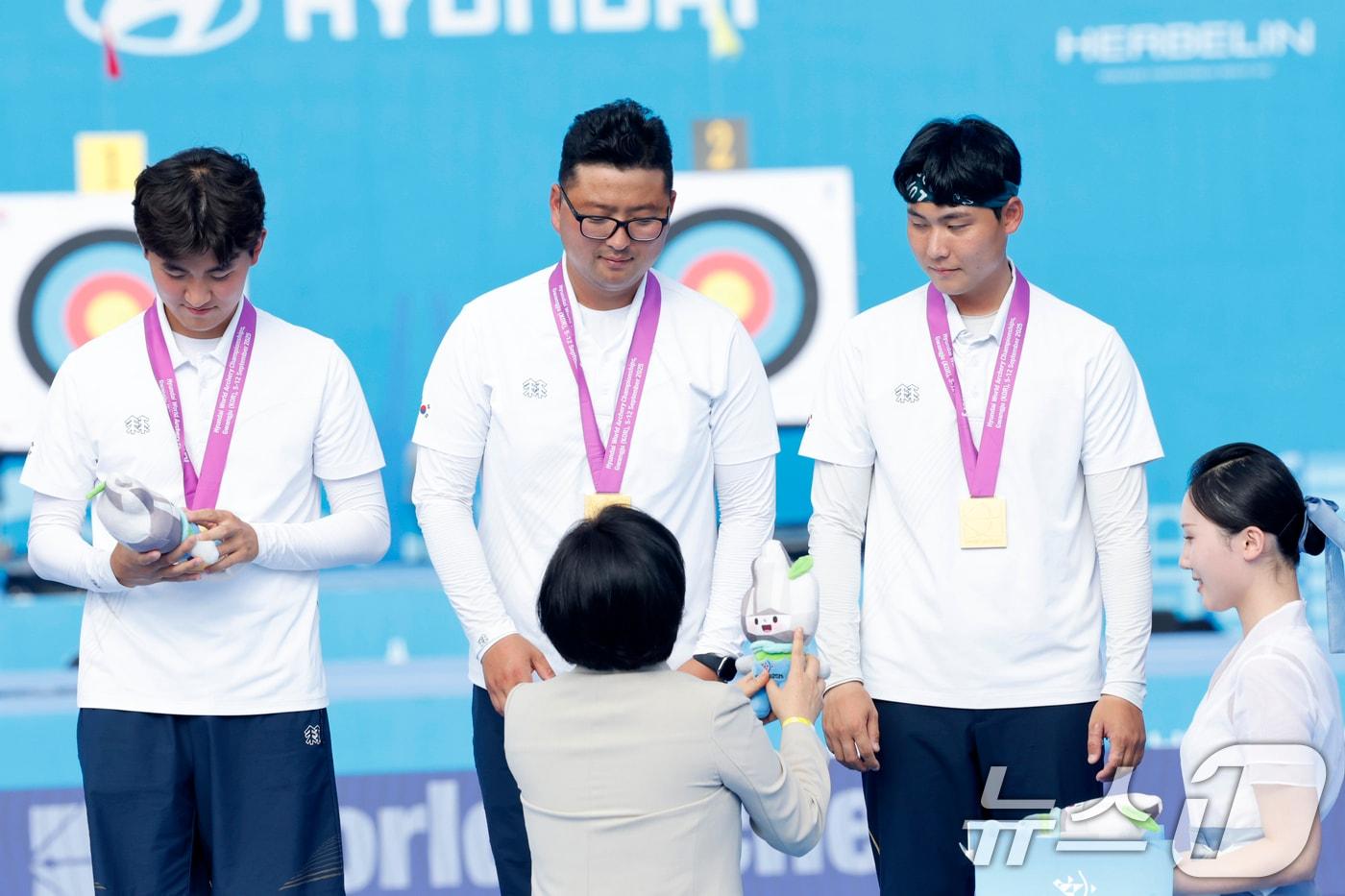 10일 오후 광주 동구 5·18민주광장에서 열린 2025 세계양궁선수권대회 리커브 남자 단체전 결승 시상식에서 한국 김제덕, 김우진, 이우석이 메달을 받고 있다. 금메달은 한국, 은메달 미국, 동메달은 일본에게 주어졌다. 2025.9.10/뉴스1 ⓒ News1 김태성 기자