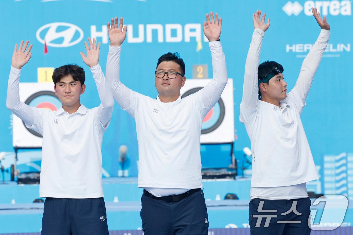 10일 오후 광주 동구 5·18민주광장에서 열린 2025 세계양궁선수권대회 리커브 남자 단체전 결승 시상식에서 한국 김제덕, 김우진, 이우석이 금메달을 목에 걸고 있다. 2025.9.10/뉴스1 ⓒ News1 김태성 기자