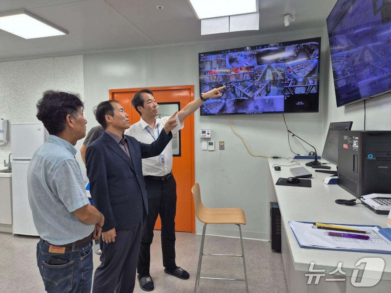 본문 이미지 - 농촌진흥청 국립축산과학원 축산생명환경부 강민구 부장은 10일 충북 청주시 오송읍 소재 ㈜옵티팜을 방문해 유전자가위&#40;편집&#41; 가축 개발 현황을 청취하고, 실험실과 병원균 제어 시설 등을 둘러봤다. &#40;사진제공=농촌진흥청&#41;