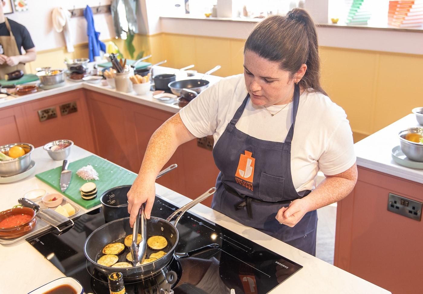 제이미 올리버 키친 스튜디오의 셰프가 삼성전자 비스포크 AI 가전을 활용해 요리하고 있다(삼성전자 제공). ⓒ 뉴스1