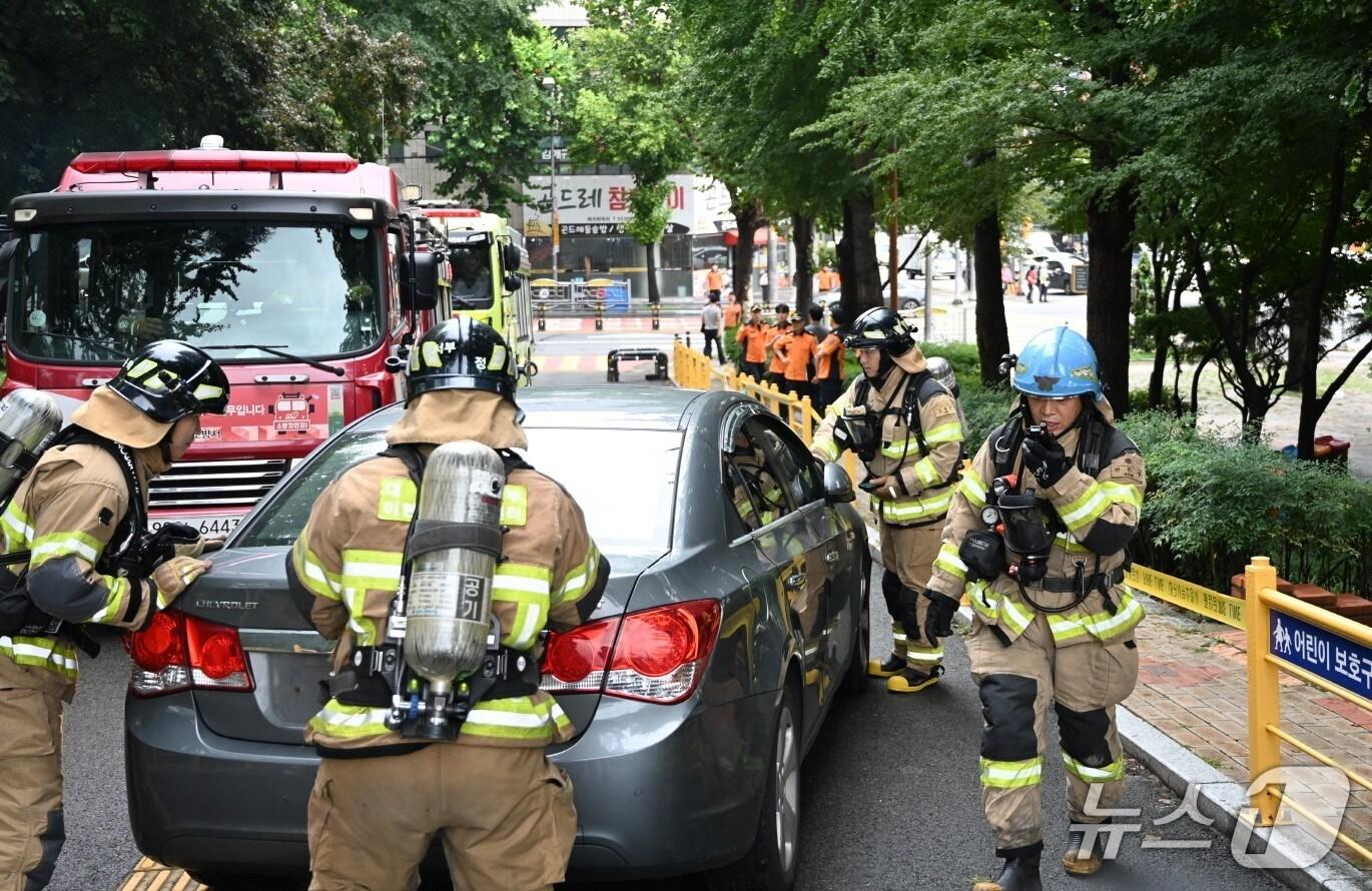 본문 이미지 - 대구소방안전본부가 10일 서구 이현동 중리네거리 일대에서 &#39;긴급출동 통행·활동 방해 차량 강제처분 훈련&#39;을 실시하고 있다. &#40;대구소방본부 제공. 재판매 및 DB 금지&#41; 2025.9.10/뉴스1