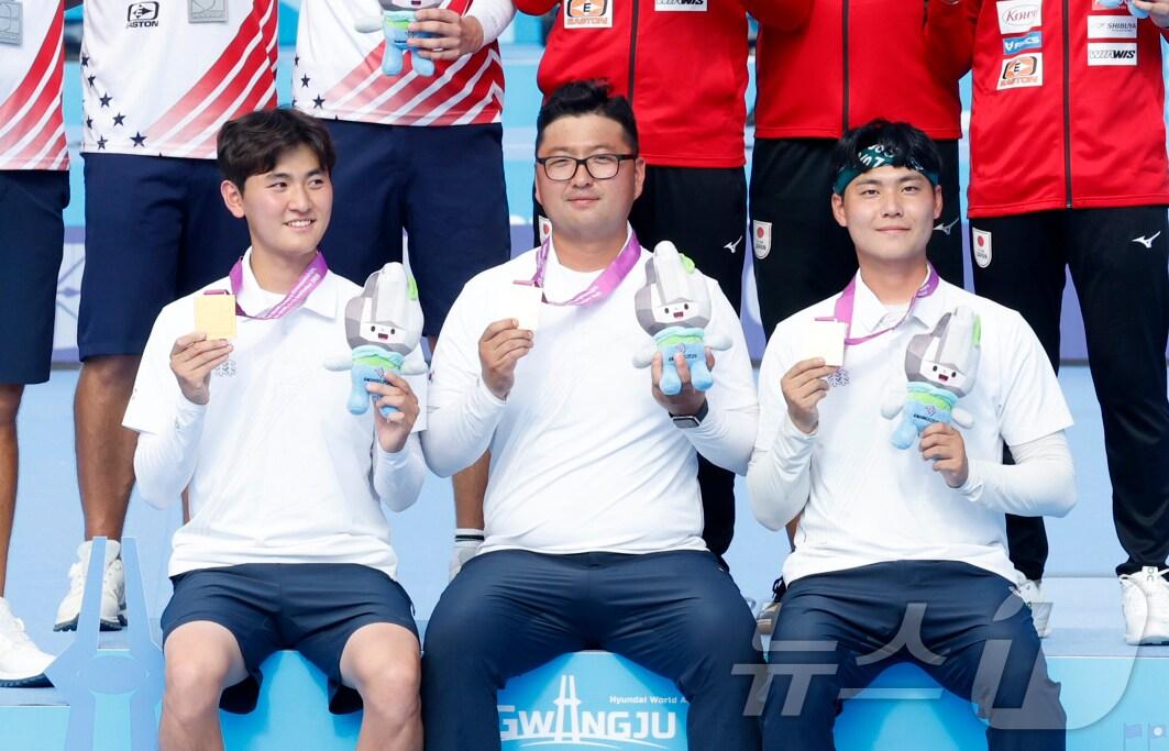 본문 이미지 - 10일 오후 광주 동구 5·18민주광장에서 열린 2025 세계양궁선수권대회 리커브 남자 단체전 결승 시상식이 열리고 있다. 한국의 김제덕, 김우진, 이우석 선수가 금메달을 땄다. 은메달은 미국, 동메달은 일본이 획득했다. 2025.9.10/뉴스1 ⓒ News1 김태성