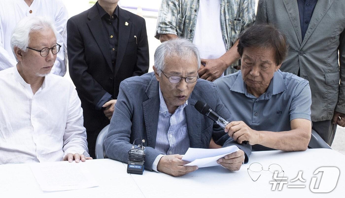 독립기념관에서 기자회견하는 황석영 작가&#40;사진 가운데&#41;./뉴스1