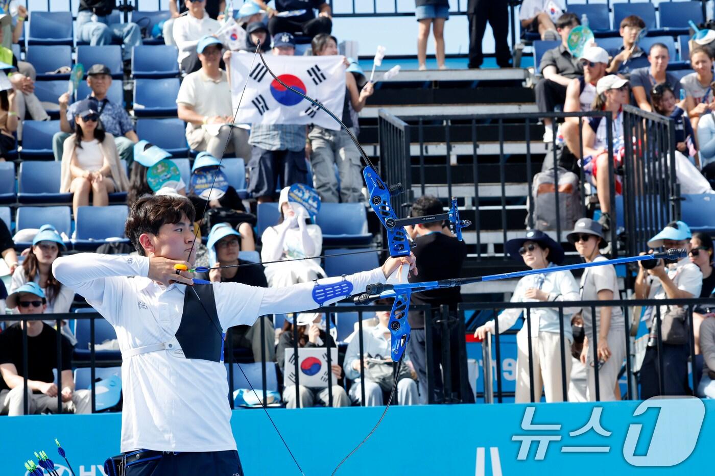 10일 오후 광주 동구 5·18민주광장에서 열린 2025 세계양궁선수권대회 리커브 남자 단체전 결승에서 한국 김제덕이 화살을 쏘고 있다. 2025.9.10/뉴스1 ⓒ News1 김태성 기자