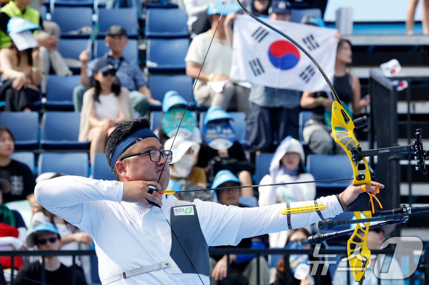 10일 오후 광주 동구 5·18민주광장에서 열린 2025 세계양궁선수권대회 리커브 남자 단체전 결승에서 한국 김우진이 화살을 쏘고 있다. 2025.9.10/뉴스1 ⓒ News1 김태성 기자