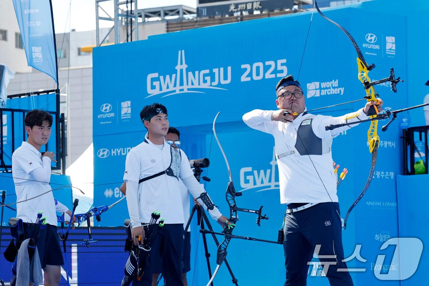 10일 오후 광주 동구 5·18민주광장에서 열린 2025 세계양궁선수권대회 리커브 남자 단체전 결승에서 한국 김우진이 화살을 쏘고 있다. ⓒ News1 김태성 기자