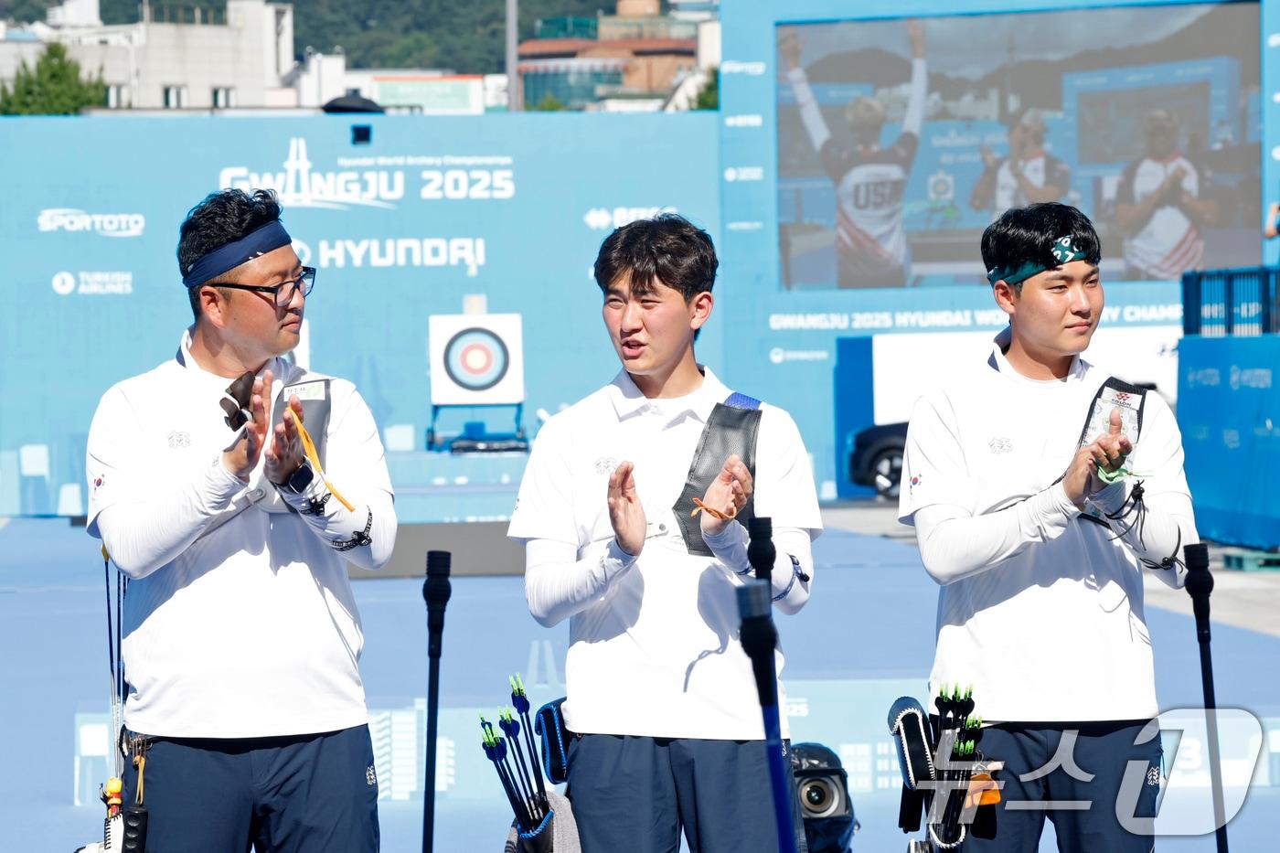 본문 이미지 - 한국 양궁 리커브 남자 대표팀 김우진. 김제덕, 이우석(왼쪽부터) ⓒ 뉴스1 김태성 기자