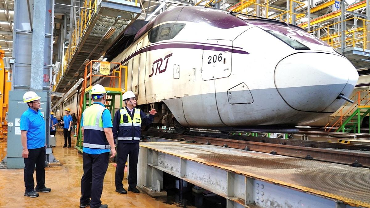 본문 이미지 - 정정래 코레일 사장직무대행이 10일 광주광역시 호남철도차량정비단에서 추석대수송을 앞두고 SRT와 KTX 정비 현장을 점검하고 있다. &#40;한국철도공사 제공. 재판매 및 DB 금지&#41; 2025.9.10/뉴스1