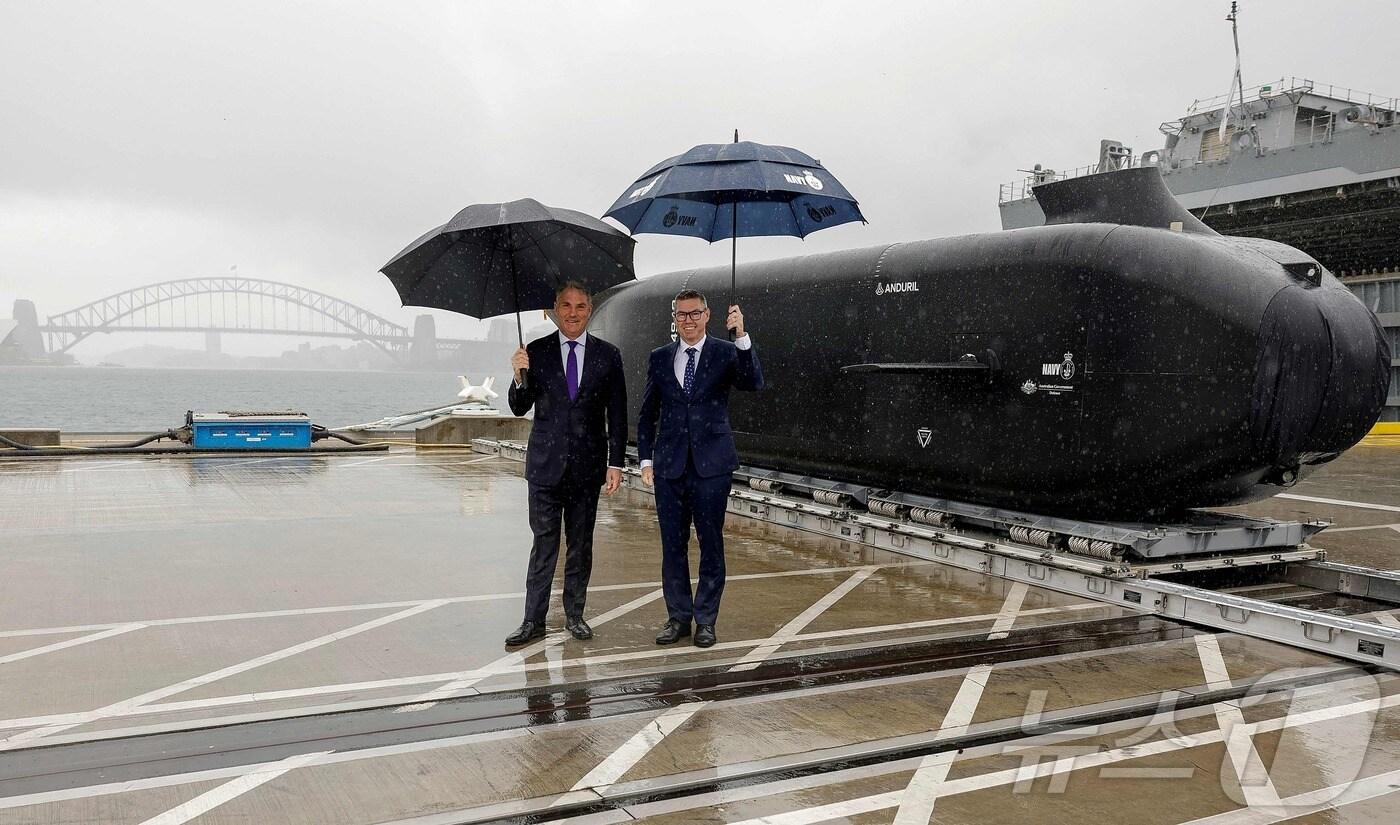 10일&#40;현지시간&#41; 호주 시드니 시드니 해군 기지에서 리처드 말레스 호주 부총리 겸 국방장관&#40;왼쪽&#41;과 팻 콘로이 방산산업 장관이 &#39;고스트 샤크&#39;&#40;Ghost Shark&#41; 앞에 서 있다. 2025.09.10. ⓒ AFP=뉴스1 ⓒ News1 윤다정 기자